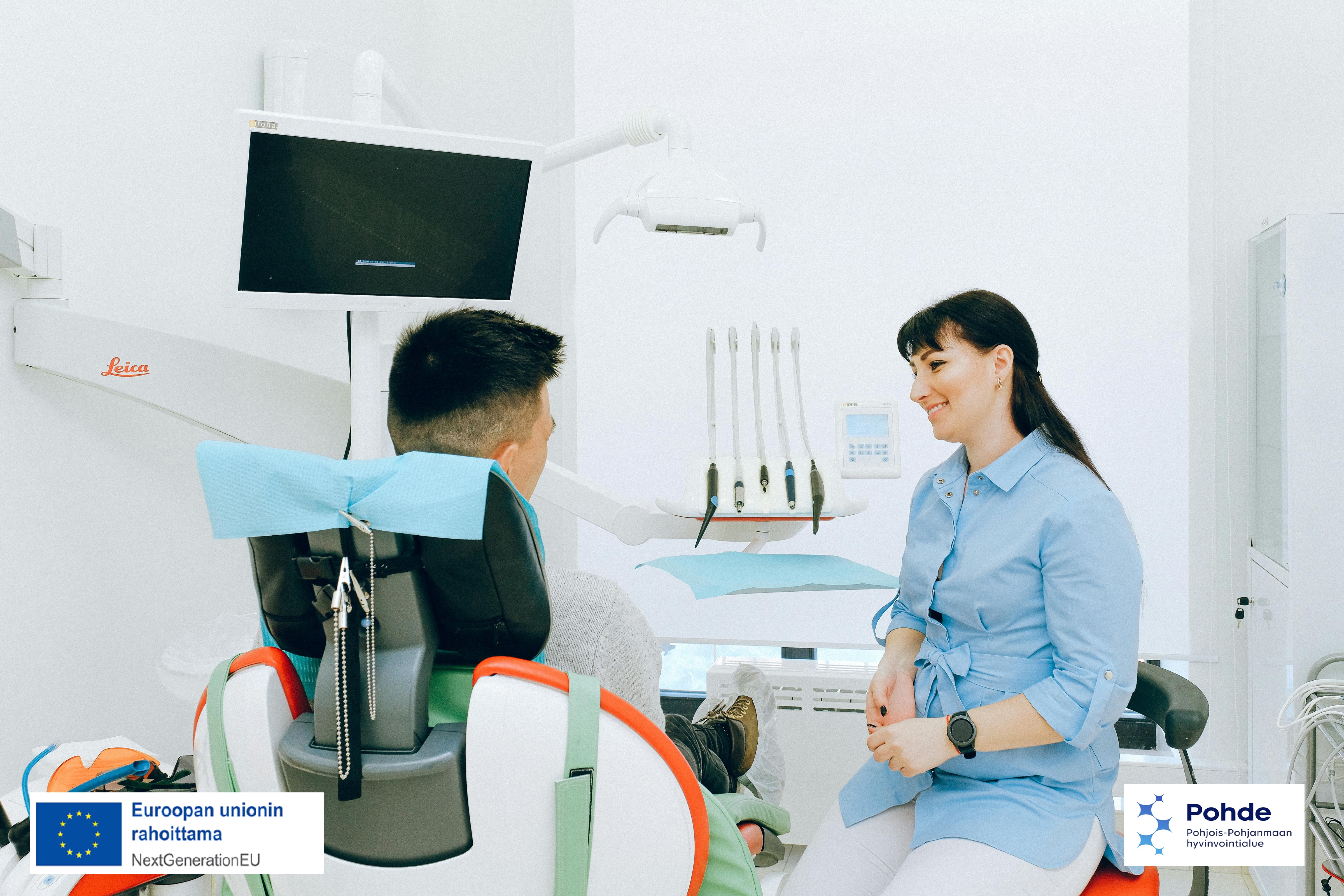 Kuva vastaanotosta jossa alareunassa logot