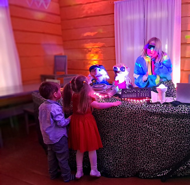 Lapsia toivomassa kappaletta DJ:ltä.