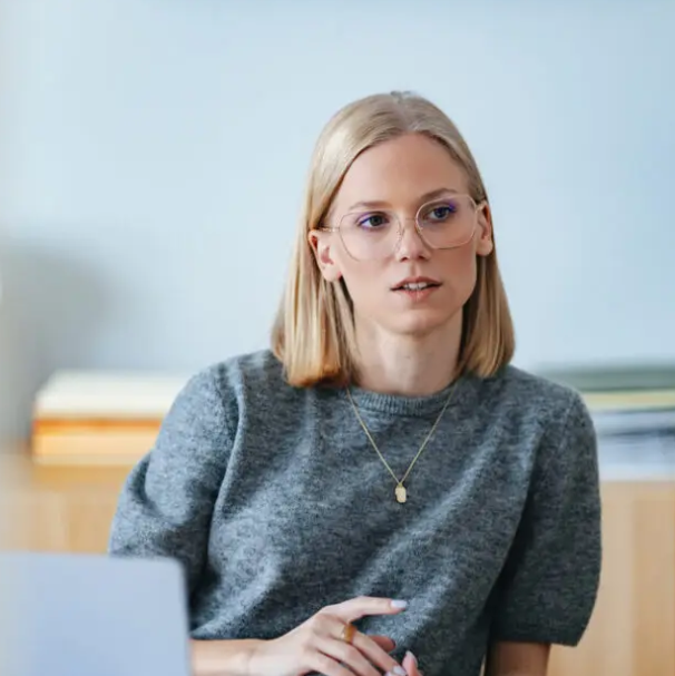 kuvituskuva, nainen keskustelee toisen kanssa