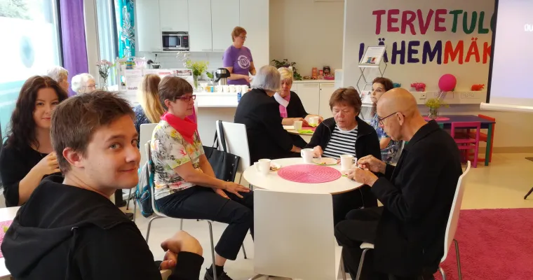 Omaiskahvilatoiminta; tietoa, virkistystä ja vertaistukea lähellä omaishoitajia.