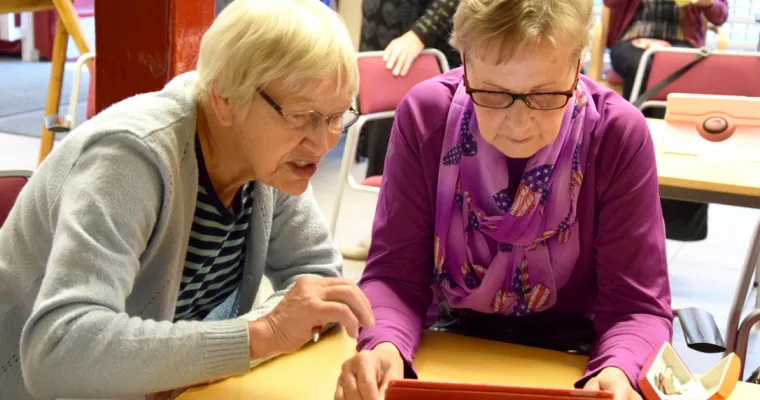 Verkosta virtaa -elämyspäivä iäkkäiden digikiinnostuksen, -tiedon ja -osaamisen lisäämiseen
