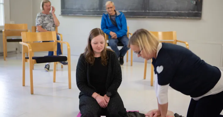 Maallikkoelvytys ja sydäniskuri tutuksi