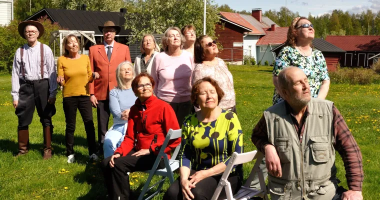Taideklubit ikäihmisille - yhteisiä taideprojekteja ammattitaiteilijoiden johdolla