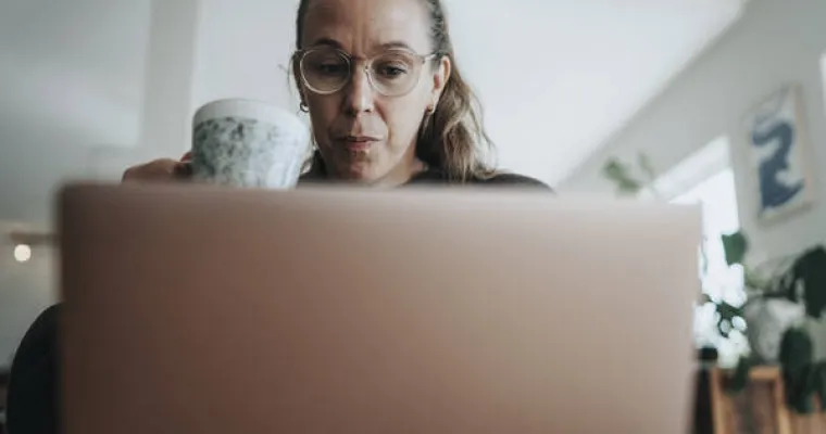 Nainen kannettavan tietokoneen äärellä