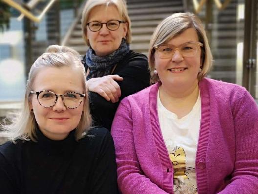 Kuvassa Innokyläläiset Hanne, Merja U ja Merja L