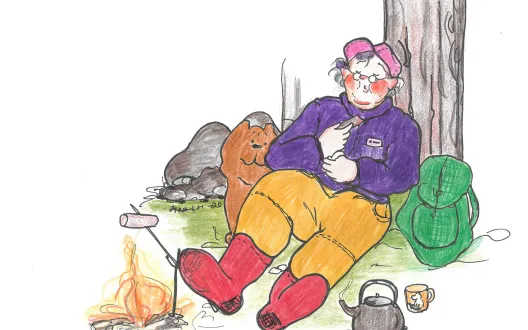 Retkeileijä istuu nuotion ääressä ja syö makkaraa.
