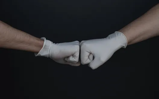 fist bumb kumihanskoilla