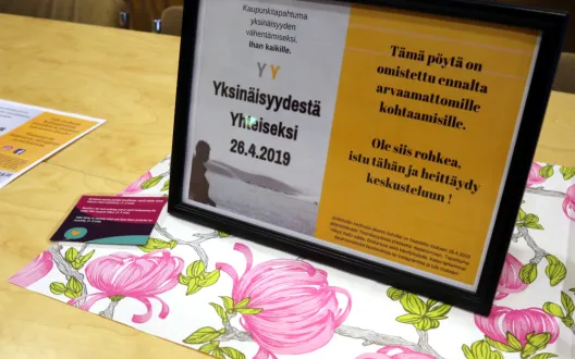 Nimikkopöytään voi istua tapaamaan uutta ystävää.
