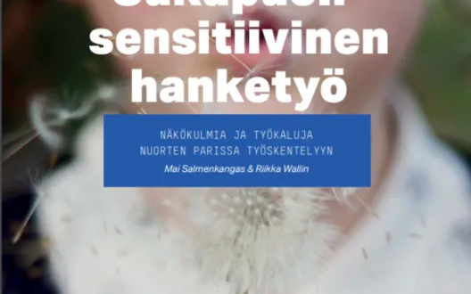 Saavutettavan Sukupuolisensitiivinen hanketyön -oppaan kansikuva, jossa silmälasipäinen nainen puhaltaa voikukan höhtyviä. Kirjoittajat: Mai Salmenkangas ja Riikka Wallin.