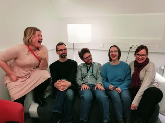 Kuvassa Kanssalan Joonas ja Saara, Propellipäiden Milla ja LovMen Pasi ja Katriina iloisessa tapaamisessa.