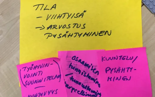 Kuvassa liimalappuja, joihin kirjattiin mallin yhteiskehittämistyöpajassa elementtejä, joista kuuntelupysäkki syntyi.