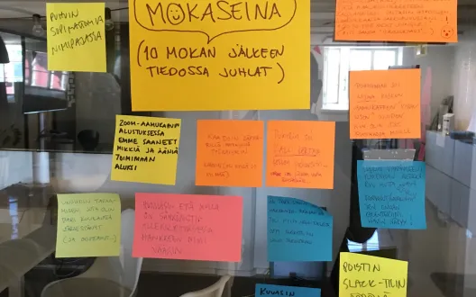 Kuvassa on esimerkki mokaseinästä, jossa on erilaisia liimalappuja, joissa jokaisessa lukee yksi moka.