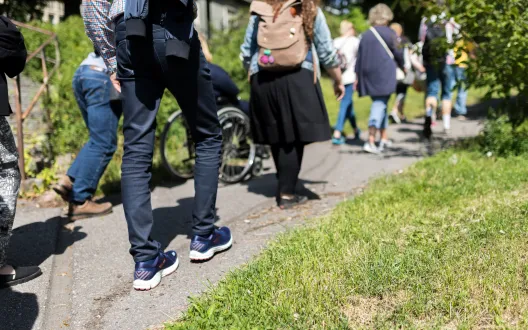 Eteenpäin kulkevia ihmisiä 