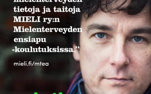 Kuvassa keski-ikäinen, tummahiuksinen mies katsoo suoraan, ja teksti: "Vahvista mielenterveyden tietoja ja taitoja Mielenterveyden ensiapu -koulutuksissa."