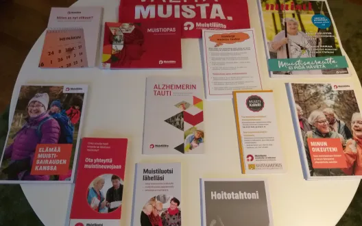 Muisti-infopisteen esittelypöytä