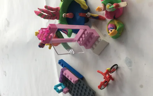 Työpajassa käytettiin muovailuvahaa ja legoja ajattelun tukena. Kuvassa näkyy yksi legoista ja muovailuvahasta tehty ryhmätyö.