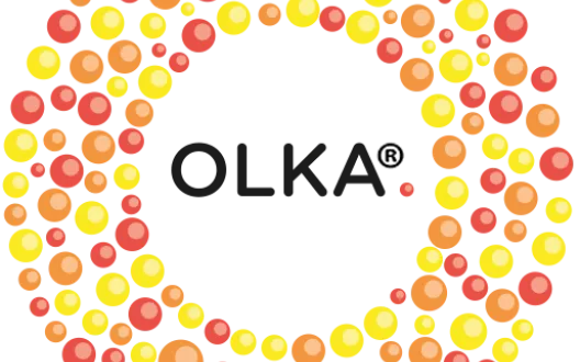 Logossa on kelta-oranssi-punainen, pienistä palloista koostuva ympyrä. Ympyrän keskellä lukee mustalla OLKA.