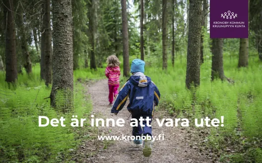 Lapset juoksevat metsässä
