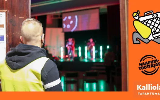 Oranssilla pohjalla oleva kuva, jossa järjestyksenvalvojaliiviin ja kasvomaskiin pukeutunut mies katsoo kahden naisen muodostaman yhtyeen konserttia, johon liittyy valoista ja visuaaleista koostuva show. Kuvan sivussa on Naapurituottajien ja Kalliolan logot sekä Naapurituottajat-hankkeen tunnushahmo, joka kantaa lippalakki päässä vahvistinta. 