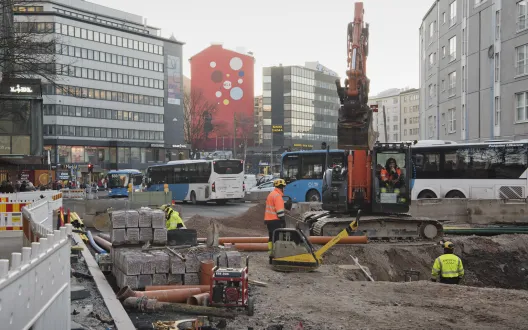 Hämeentien uudistuksen työmaa, työmaakoneita ja työmaahenkilöstä.