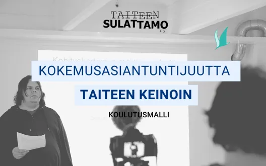 Mies esiintyy ja pitää paperia kädessään. Taustalla näkyy diaesitys