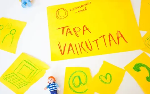 Kuva joissa post-it lappuja joissa piirrettyjä kuvia (puhelimenluuri, kaksi ihimistä, tietokone, ät-merkki, sydän) , yhdessä isommassa lapussa lukee "Kuntalainen=minä, Tapa Vaikuttaa"