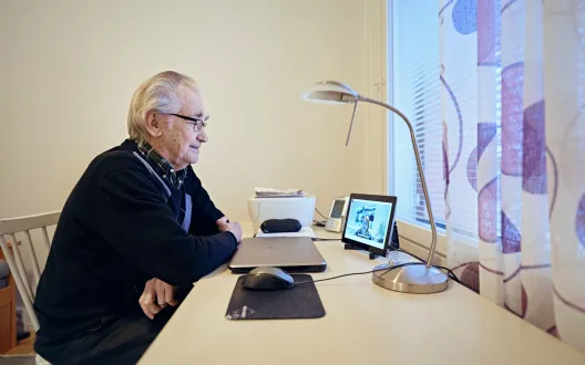 Ikäihminen ja etäyhteys