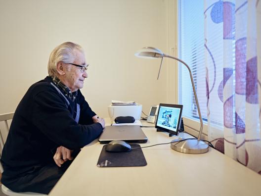 Ikäihminen ja etäyhteys