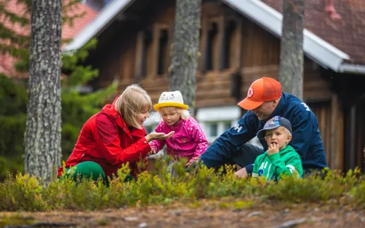 Voimaa vanhemmuuteen hankkeen perheleirit toteutuvat Nuorisokeskus Metsäkartanon luonnonkauniissa ympäristössä