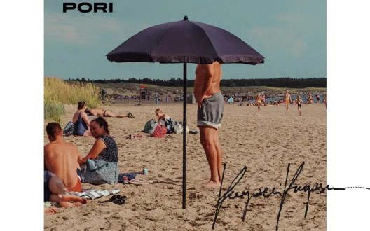 Mies aurinkovarjon alla Yyterin hiekkarannalla
