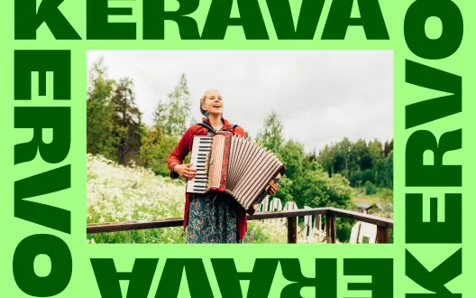 Nainen soittaa harmonikkaa vehreän mäen päällä.
