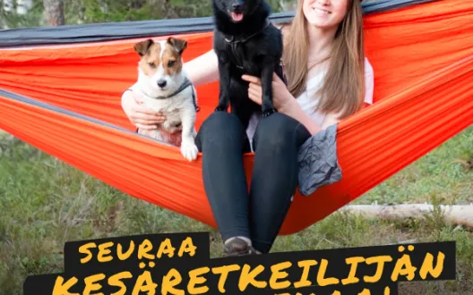 Mainoskuva, jossa nainen istuu riippumatossas kahden koiran kanssa.
