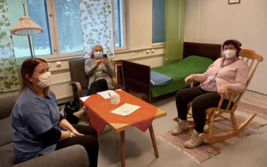 Simulaatiokoulutuksessa asetutaan potilaan, omaisen ja työntekijän rooliin