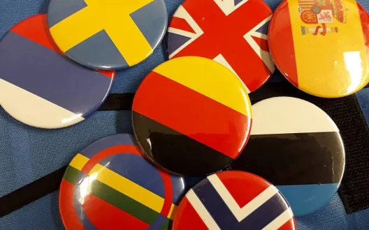 Rintanappeja, joissa eri maiden ja kielialueiden lippuja.