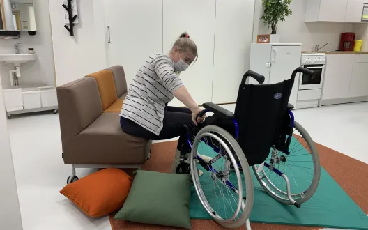 LAB-ammattikorkeakoulun opiskelijat pääsivät mukaan kaatumisentunnistuslaitteiston testauksiin.