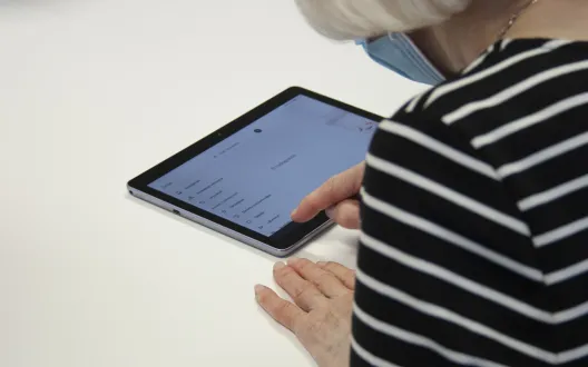 Kuntouttavaan etäpäivätoimintaan osallistuminen tabletin välityksellä.