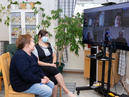 Monialainen tiimityö asiakkaan hybridi-vastaanotolla.