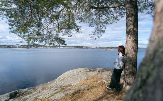 Nuori katselee yksin järvelle