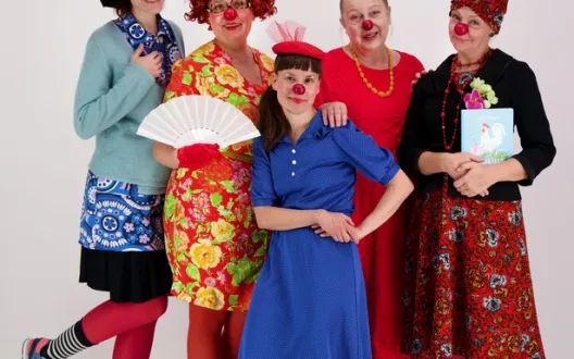 Viisi klovnia poseeraa 