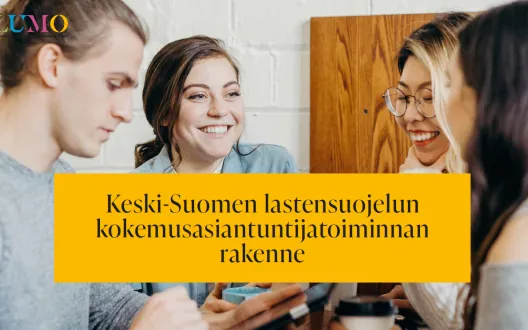 Kuvituskuva: neljä henkilöä istuu pöydän ääressä