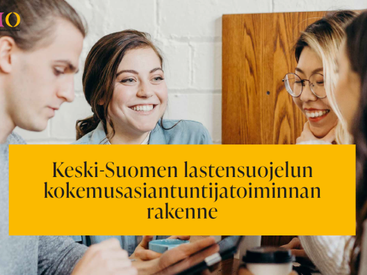 Kuvituskuva: neljä henkilöä istuu pöydän ääressä