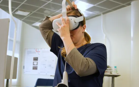 Hoitaja pukee VR-lasit päähän
