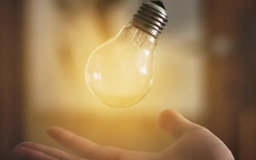 Lamppu joka kuvastaa innovaatiota tai ideaa