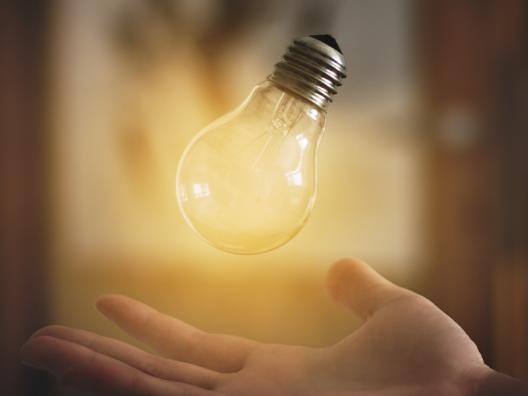 Lamppu joka kuvastaa innovaatiota tai ideaa