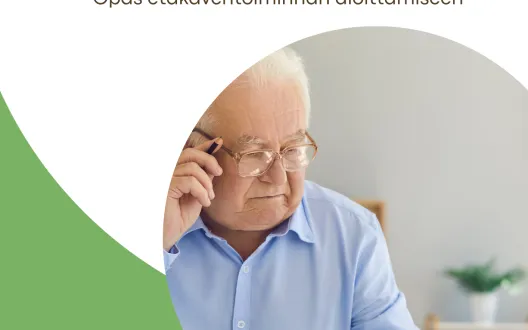 Etäkaveritoiminnan mallin kansikuva, iäkäs ihminen katsoo tablettia, tekijöiden logot