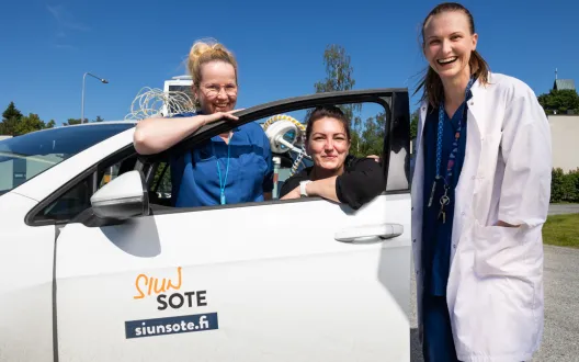 Siun soten auto ja kolme ammattilaista