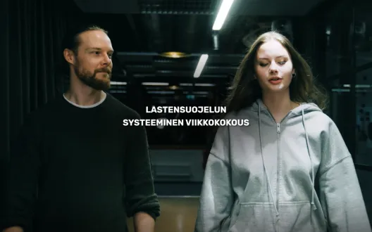 Nuori mies ja tyttö kävelevät käytävällä