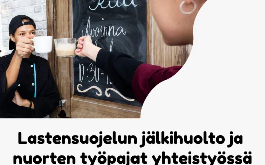 Kaksi kahvilassa työskentelevää nuorta kilistää kahvikuppeja keskenään. Teksti: Lastensuojelun jälkihuolto ja nuorten työpajat yhteistyössä