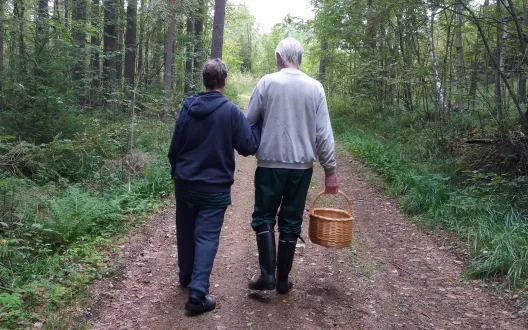 Iäkäs pariskunta kävelee luonnossa