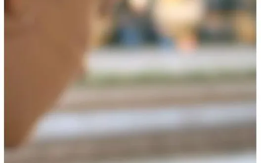 Asukas käyttää digipalveluja mobiilisovelluksella.